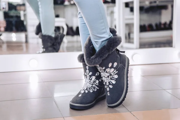 Menina Experimentar Botas Inverno Com Pele Natural Uma Loja Sapatos — Fotografia de Stock