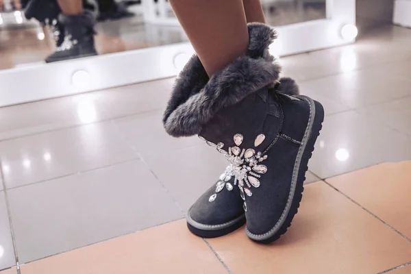 Menina Experimenta Sapatos Quentes Inverno Botas Cinza Com Pedras Decorativas — Fotografia de Stock