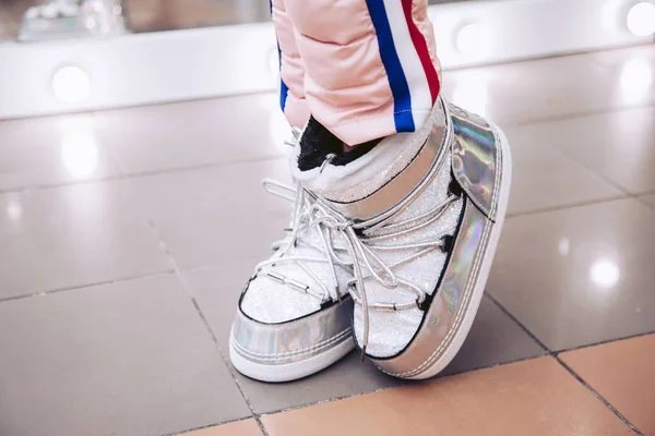 Девушка Примеряет Гламурные Сапоги Высокими Подошвами Обувном Магазине — стоковое фото