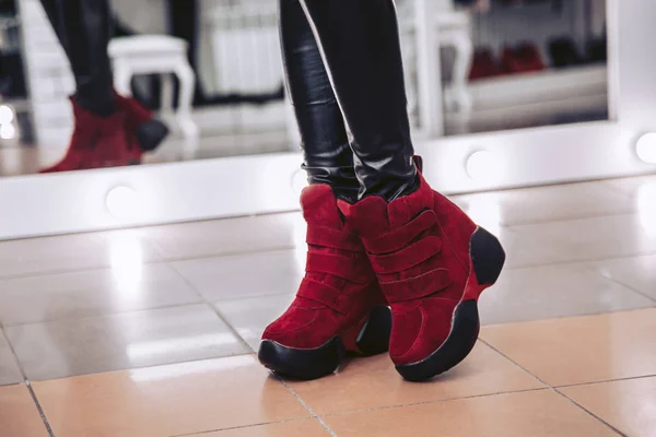 Hermosas Botas Invierno Para Mujer Hechas Piel Gamuza Roja Chica — Foto de Stock