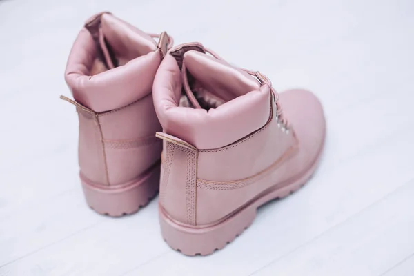 Mooie Vrouwen Winter Roze Laarzen Achterkant Een Witte Houten Achtergrond — Stockfoto