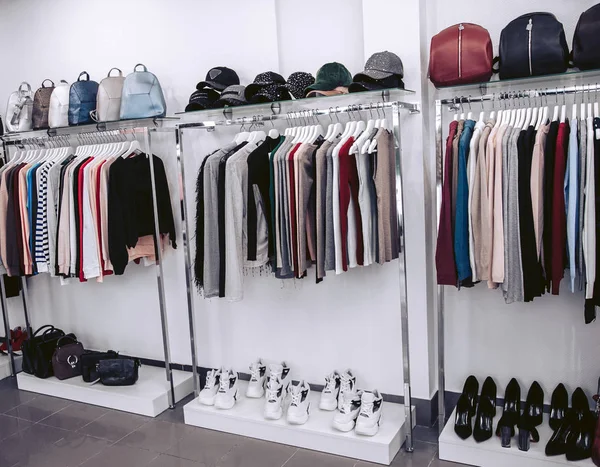 Interiér Obchod Oblečením Žen Regály Vitríny Moderní Oblečení — Stock fotografie