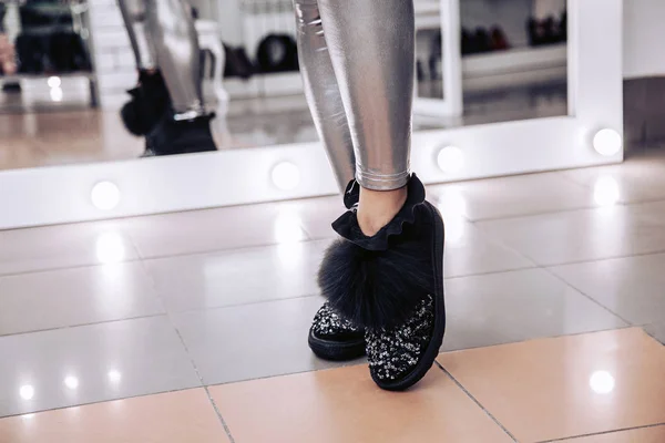 Mädchen Probieren Luxus Winterstiefel Mit Naturschwarzem Fell Und Strass — Stockfoto