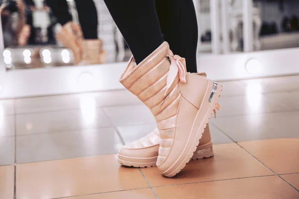 Kız Tahmin Bej Ayakkabı Dükkânında Sıcak Kış Botları — Stok fotoğraf