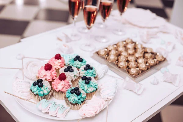 Une Table Avec Des Verres Champagne Délicieux Cupcakes Aux Baies — Photo