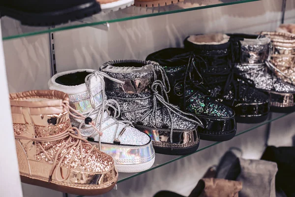 Estante Cristal Tienda Con Una Colección Glamorosa Zapatos Invierno Cálidos — Foto de Stock