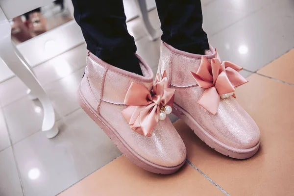 Девушка Примеряет Гламурные Розовые Зимние Сапоги Натуральным Мехом Обувном Магазине — стоковое фото