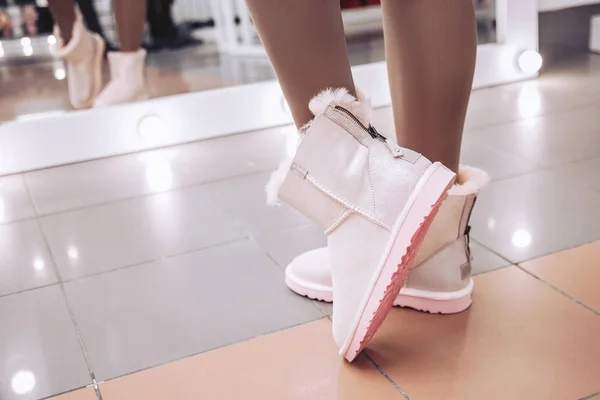 Girl Try Store Front Mirror Beautiful White Boots Fur — Stock Photo, Image