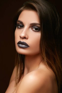 Yüzünde güzel koyu makyaj ile genç bir çekici kız portresi.