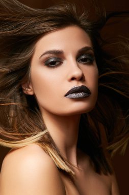 Seksi genç esmer yakın çekim.