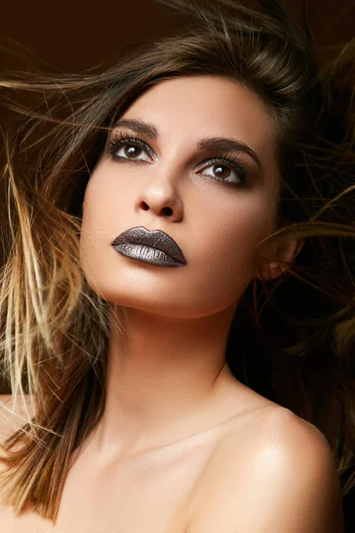 Luxurious Pretty Brunette Dark Evening Makeup — Stock Photo, Image