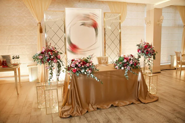 Роскошный Стол Молодоженов Свадьбе Золотых Тонах Свадебный Декор Большие Букеты — стоковое фото