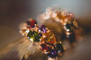 Değerli taşlar ile küpe ağaç dalları asmak