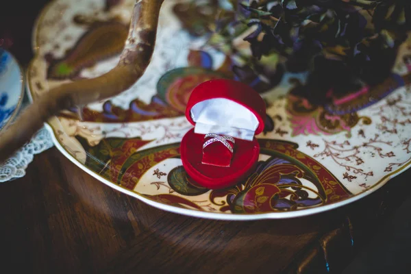 Magnífico Anillo Boda Una Caja Forma Corazón Color Rojo — Foto de Stock