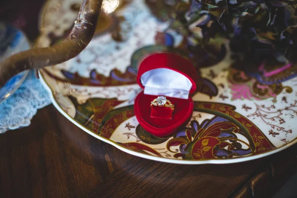 Anillo Compromiso Con Piedras Preciosas Una Caja Forma Corazón Rojo — Foto de Stock