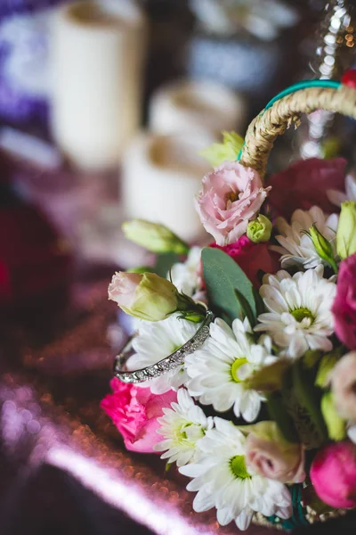 华丽的结婚戒指背景下美丽的花朵和装饰 — 图库照片