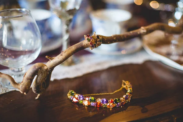 装饰元素之间的桌子上有宝石的项链 — 图库照片