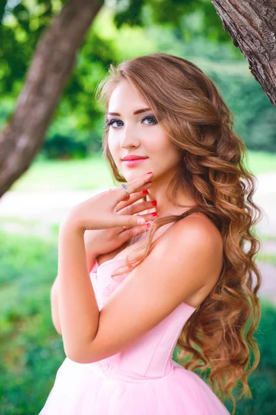 Krásná Žena Růžových Šatech Letním Parku — Stock fotografie
