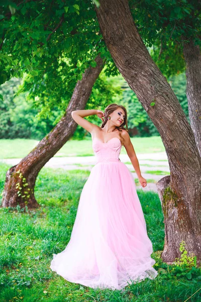 Красивая Женщина Розовом Платье Позирует Зеленом Летнем Парке — стоковое фото