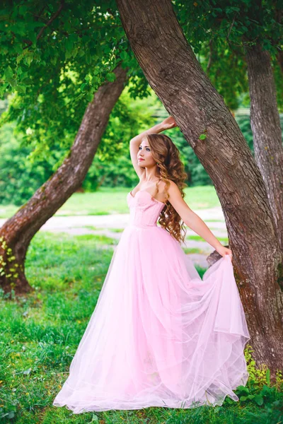 Красивая Женщина Розовом Платье Позирует Летнем Парке — стоковое фото