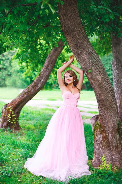 Красивая Женщина Розовом Платье Стоит Дерева Парке — стоковое фото