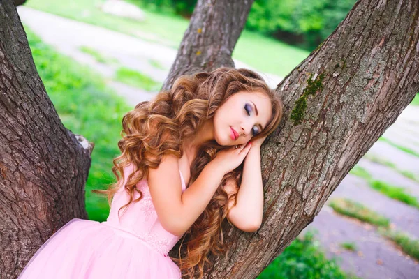 Une Jeune Fille Appuie Contre Arbre Dans Parc — Photo