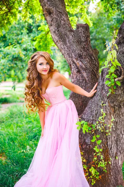 Красивая Девушка Розовом Платье Стоит Дерева — стоковое фото