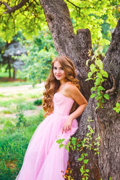 Молодая Девушка Розовом Платье Стоит Дерева — стоковое фото