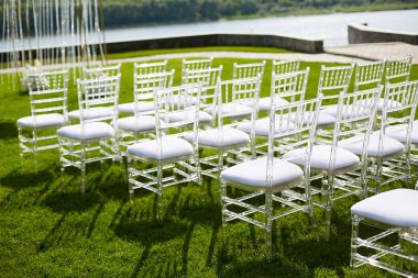 Düğün töreni sırasında oturma Konuklar. Doğal çim açık beyaz klasik sandalye.