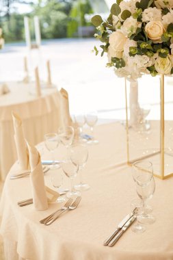 Yemek masası ile bir düğün töreninde beyaz buket süslenmiş güzel bir aranjman.