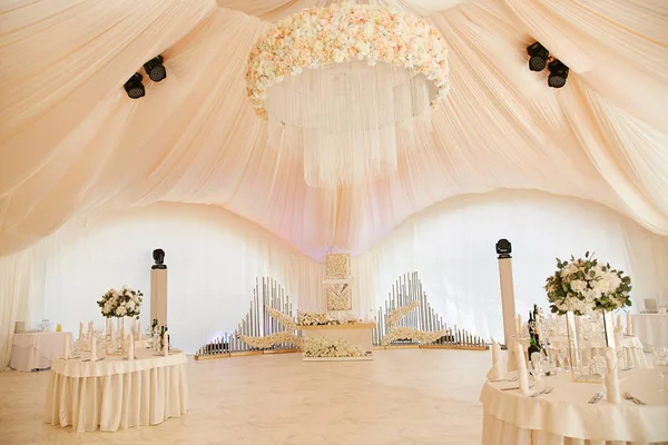 Свадебная Церемония Красивой Палатке Украшенной Букетами Цветов Белой Тканью — стоковое фото