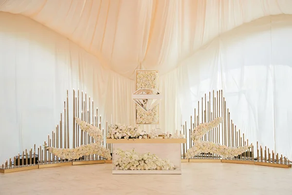 Mesa Los Recién Casados Durante Ceremonia Boda Tienda Está Decorada — Foto de Stock