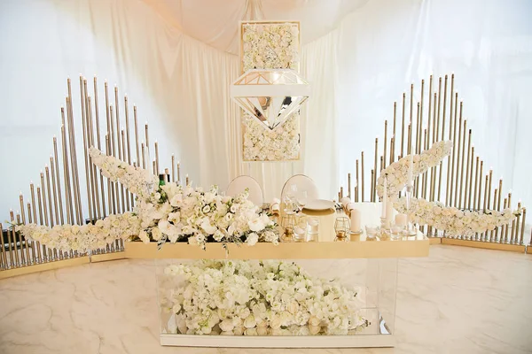 Стеклянный Стол Молодоженов Время Свадебной Церемонии Украшенный Букетами Белых Цветов — стоковое фото