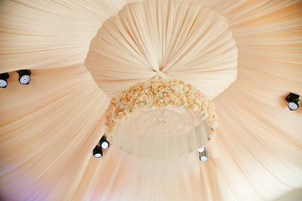 Lüks Çiçek Avize Düğün Töreni Sırasında Çadırda Beyaz Kumaş Arka — Stok fotoğraf
