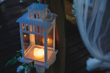 Mum beyaz şamdanlar akşamları yanan yakın çekim