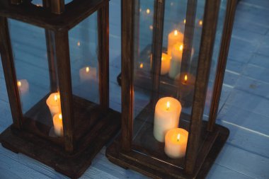 Mumlar yanan ile büyük, güzel, ahşap şamdanlar