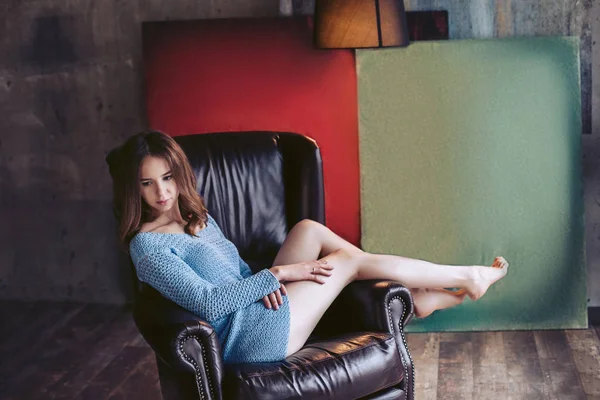 Das Junge Hübsche Mädchen Strickkleid Liegt Einem Stuhl Aus Echtem — Stockfoto