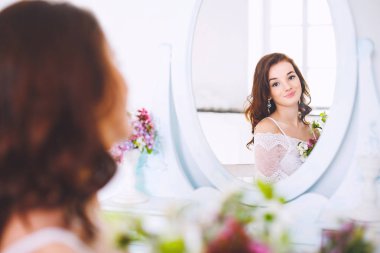 Genç güzel bir gelin bir aynada yansıması
