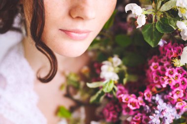 Genç gelin çeşitli güzel çiçek bir buket