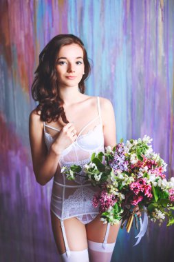 Genç gelin iç çamaşırı sabahın erken saatlerinde Çiçek demetleri ile.