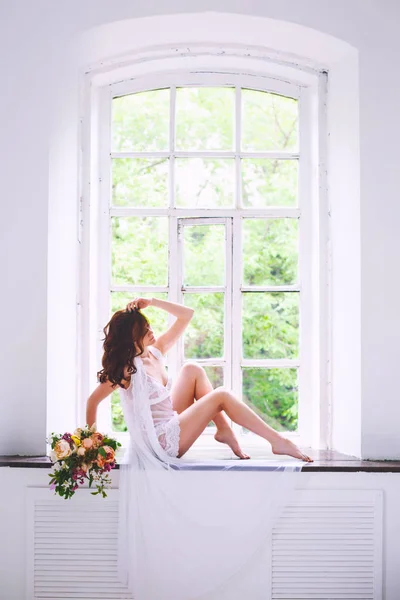 Junge Braut Weißen Hemd Sitzt Mit Einem Blumenstrauß Auf Der — Stockfoto