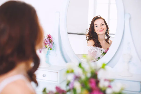 Красивая Молодая Невеста Смотрит Зеркало Улыбается — стоковое фото