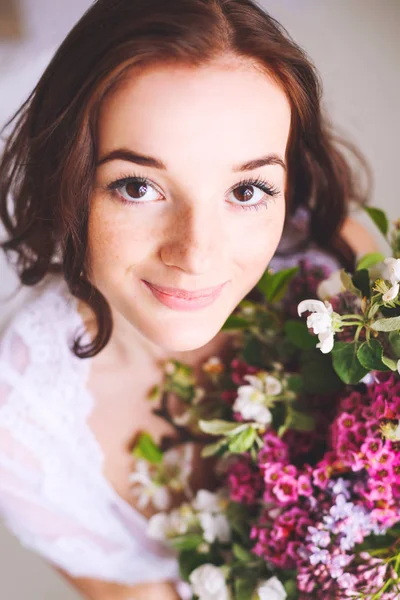 Молодая Невеста Букетом Цветов Улыбается — стоковое фото