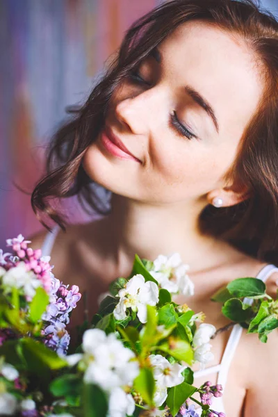 年轻的新娘正在享受花香 — 图库照片