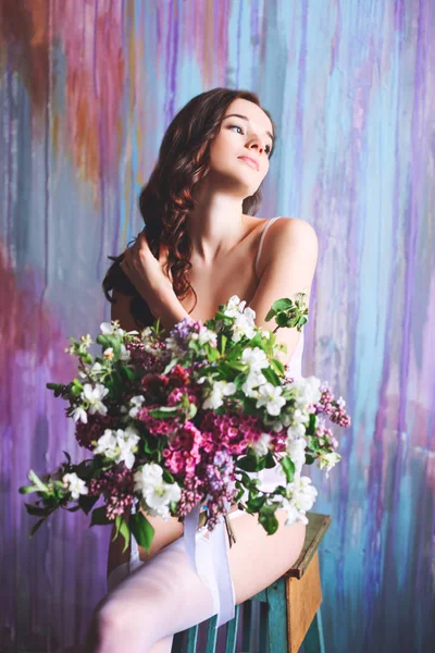 Великолепная Невеста Большим Букетом Цветов Сидит Стуле Студии — стоковое фото