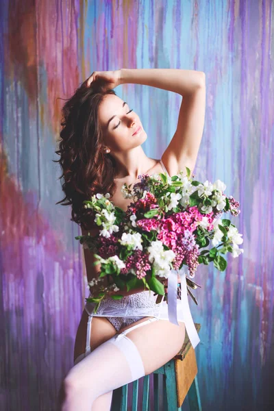 Uma Noiva Linda Com Grande Buquê Flores Lingerie Senta Uma — Fotografia de Stock