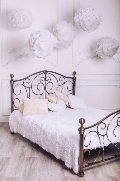 Suni dekoratif bulutlar ile hafif bir iç yatakta — Stok fotoğraf