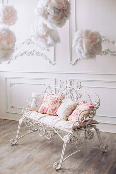 Kovanny kanapé, egy világos belső és dekoratív felhők — Stock Fotó