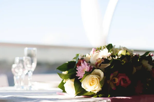 婚宴。桌子上的眼镜和美丽的花排列 — 图库照片