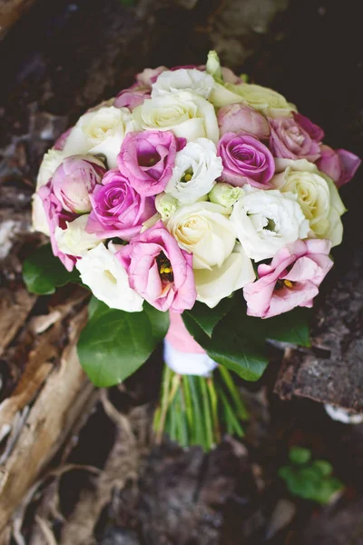 분홍색과 흰색 장미 바닥에 누워의 아름 다운 웨딩 부케 — 스톡 사진